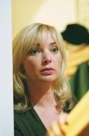 Sandra Tate (Emma Amos)