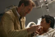 Harvey Park (John Cho, r.), ein junger asiatischer Patient, erleidet nach einem Zusammenstoß mit House (Hugh Laurie, l.) einen Schlaganfall.