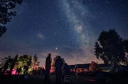 Meteorcamp beobachtet Sternenhimmel: Alljährlich im August treffen sich ambitionierte Hobbyastronomen in sogenannten Meteorcamps, um zum Beispiel auf dem Schachen, in der schwäbischen Alb, den Perseiden-Schauer zu beobachten. Unter besonderen Bedingungen können sie am Himmel ein sogenanntes „Airglow“ beobachten. Es bilden sich grün leuchtende Strukturen am Himmel, ähnlich wie bei den berühmten Polarlichtern.