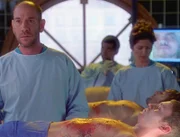 Drei erschossene junge Männer geben Dr. Macy (Miguel Ferrer) und Jordan (Jill Hennessy) Rätsel auf.