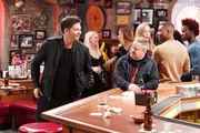 Harry Connick Jr. (als er selbst, l.), Kyle Gable (Gary Valentine)