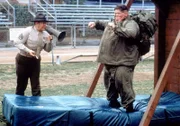 Gedrillt werden Sugar Daddy (Ron Lester, re.) und die Clique vom Ausbilder 'The Rock', dem Bruder von Ms. Glass (Diane Delano). Das Training ist sowohl physisch als psychisch knallhart...