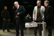 V.l.: Chuck (Jonathan Holtzman), Red (James Spader), Professor (Matthew Lawler), Abraham Stern (Nathan Lane)
