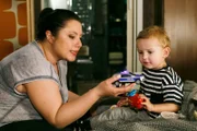 Vanessa (Julia Augustin) spielt mit Henry.