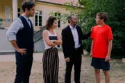 Felix überrascht beim Fußball. Bartels (Kai Albrecht), Lucie (Cristina do Rego), Gleim (Robert Schupp) und Felix (Ludwig Senger).