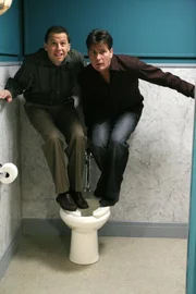 Etwas verrückt: Charlie (Charlie Sheen, r.) und Alan (Jon Cryer, l.) ...