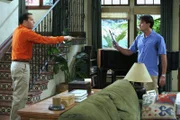 Nachdem Alan (Jon Cryer, l.) Charlie (Charlie Sheen, r.) Sprit aus dem Tank abgezapft hat, platzt Charlie der Kragen.