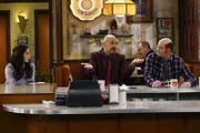(v.l.n.r.) Sofia (Diane Guerrero); Fawz (Maz Jobrani); Carl "Tush" Tushinski (David Koechner)