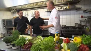 Werden Michael (M.) und sein Team vom "Silberpfeil" es schaffen, Frank Rosins (r.) Testesser zu überzeugen?