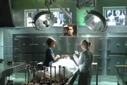 Bei den gerichtsmedizinischen Untersuchungen stellen Calleigh Duquesne (Emily Procter, r.) und Dr. Alexx Woods (Khandi Alexander, l.) fesat, dass das Opfer über einen längeren Zeitraum systematisch vergiftet wurde.