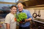 Juan Carlos Mauricio Palma (l.) und sein Team vom "Wulaia" hoffen auf die Hilfe von Frank Rosin (r.).