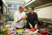 Sternekoch Frank Rosin (l.) wird dringend gebraucht: Das Restaurant "Wulaia" von Juan Carlos Mauricio Palma (r.) steht kurz vor dem Aus ...