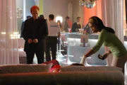 Dr. Alexx Woods (Khandi Alexander, r.) untersucht die Leiche während Lt. Horatio Caine (David Caruso, l.) den Tatort unter die Lupe nimmt.