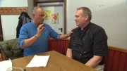 Hat der "Ratskeller Hanau" von Oliver Lotz (r.) noch ein Chance? Frank Rosin (l.) gibt Hilfestellung ...