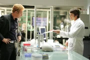 Ryan Wolfe (Jonathan Togo, r.) berichtet Lt. Horatio Caine (David Caruso, l.) von seiner Entdeckung, die er bei der Blutanalyse eines vermeintlichen Selbstmörders gemacht hat ...