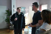 ACHTUNG SPERRFRIST! Die Veröffentlichung dieses Motives ist für alle ONLINE-MEDIEN (außer Programm-Presse) erst ab dem 16.04.2025 frei. Henning (Stefan Bockelmann, M.) ist froh, als Lennox (Leif Lunburg) motiviert in den nächsten Schultag startet. Rechts Daniela (Berrit Arnold) +++ Die Verwendung des sendungsbezogenen Materials ist nur mit dem Hinweis und Verlinkung auf RTL+ gestattet.