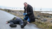 Thomas (Andy Gätjen) untersucht den Toten (Ville Norberg): wurde dieser erschossen, als in sein Haus eingebrochen wurde?