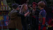 Veronica (Madison Iseman, 2.v.l.), Henry Hart (Jace Norman, r.)