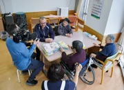 Dreharbeiten im Alterspflegeheim im Spital von Onagawa. Die Stadt wurde 2011 vom Tsunami zerstört und das Spital mit Schweizer Hilfe wieder aufgebaut. Patrick Rohr unterhält sich mit Bewohnerinnen.