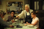 Theresa serviert ihrer verdutzten Familie ein "Seniorngericht". Von links: Florian (Tommy Schwimmer), Theresa (Ursula Erber) und Veronika Brunner (Senta Auth).