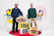 Welche versteckten Kosten sind momentan noch nicht im Dönerpreis mit drin? Und beeinflusst Tierleid und Massentierhaltung den Preis? Die "True Cost"-Experten Tobias Gaugler (l.) und Benjamin Oebel (r.) ermitteln die versteckten Kosten zahlreicher Produkte.