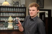 Philipp (Philipp Schneider, KLD) versucht den Gestank im Brunnerwirt mit Parfum zu vertuschen.