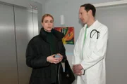 Zoe (Lara Dandelion Seibert) erfährt von Dr. Oliver Theiß (Peter Wagner), welche gesundheitlichen Probleme ihre Tochter hat.