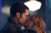 Det. Scott Valens (Danny Pino, l.) hat sich in Christina (Nicki Aycox, r.), die Schwester seiner Kollegin Lilly Rush, verliebt ...