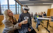 Verkehrserziehung 2.0: Eine Schülerin erlebt mittels VR Brille eine neue Form der Verkehrserziehung mit Forscherin Nora Strauzenberg.