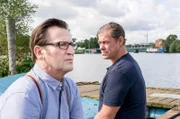 Lars (Ingo Naujoks, l.) und Finn (Sven Martinek, r.) versuchen abzuschalten..
