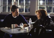 Scully (Gillian Anderson, r.) erzählt Mulder (David Duchovny, l.) von den rätselhaften Hinweisen, die sie im Haus seiner Mutter entdeckt hat.
