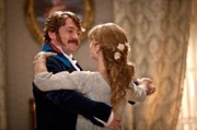 Captain Denisov (Thomas Arnold, li.), Natasha (Lily James, re.)