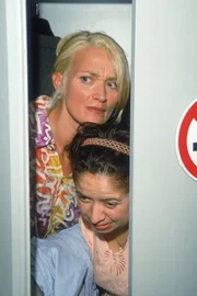 Rita (Gaby Köster, l.) und Gisi (Franziska Traub) belauschen "zufällig" ein Telefonat von Filialleiter Schumann mit seinem Chef von der Zentrale. So kommen sie einer üblen Intrige Schumanns auf die Schliche...