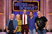 Moderator Kai Pflaume und seine Rateteam-Kapitäne Bernhard Hoëcker und Elton begrüßen die Schauspielerin Sabine Postel und den Schauspieler Oliver Mommsen.