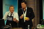 Alois preist beim Teleshoppingkanal die Produkte an, obwohl er von deren Qualität nicht überzeugt ist. Von links: Alois Preissinger (Erich Hallhuber sen.) und TV-Moderator Baumann (Robert Jarczyk).