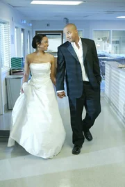 Der große Tag steht vor der Tür, doch leider verläuft die Hochzeit von Turk (Donald Faison, r.) und Carla (Judy Reyes , l.) etwas anders als geplant ...