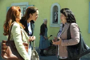 Moni versucht verzweifelt zu erklären, dass an den Gerüchten um Schattenhofers Impotenz nichts dran ist. Von links: Trixi Preissinger (Doreen Dietel), Theresa Brunner (Ursula Erber) und Monika Vogl (Christine Reimer).