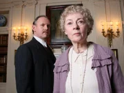 Dr. Joshua Waters (Michael Maloney, l.); Miss Marple (Geraldine McEwan, r.)