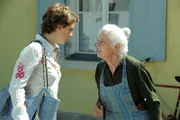 Bayerisches Fernsehen DAHOAM IS DAHOAM, FOLGE 756, "Gerüchteküche", am Mittwoch um 19:45 Uhr. Theres hat ein Gerücht falsch aufgeschnappt und erzählt es prompt Maria. Von links: Maria Kirchleitner (Daniela März) und Theresa Brunner (Ursula Erber).