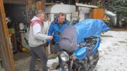 Kai Doßmann und Experte Otto Schulten reparieren eine Kwasaki
