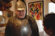 Waldi trägt die Rittermontur bevor er sie verkaufen will.