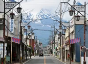 Hauptstraße in Fujiyoshida am Fuß des Fuji.