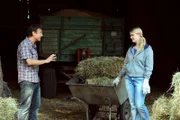 Strobl erzählt Yvi von einem befreundeten Reitlehrer, bei dem sie Reitstunden nehmen kann. Von links: Pferdebesitzer Strobl (Martin Walch) und Yvonne Preissinger (Alexa Eilers).