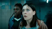 Léa (Aaliyah Lexilus, li.) und Wendie (Capucine Malarre, re.) müssen geschockt den Angriff des Bugul Noz mitansehen.