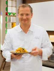 Andreas Döllerer: „Ziegenschulter mit Frühlingsgemüsen und Polentaauflauf“.