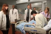 Wird die Behandlung anschlagen? Masters (Amber Tamblyn, l.), Foreman (Omar Epps, 2.v.l.), Chase (Jesse Spencer, 2.v.l.) und Taub (Peter Jacobson, hinten) sind gespannt ...