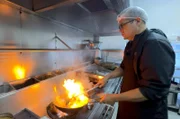 Auf den Spuren des chinesischen Herzens von Lima: Chefkoch Marco Lao bietet Lomo saltado an, einen peruanischen Wok im chinesischen Stil.