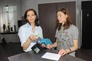 Dascha (Lena Ehlers, re.) hat große Schwierigkeiten, das Geld für Trebe aufzubringen und bittet Katrin (Ulrike Frank), ihr den Lohn auszuzahlen.