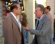 Quincy (Jack Klugman, r.) organisiert vor dem Laden von Keith Zagner (Simon Oakland) eine Demonstration, da der Geschäftsmann ohne Skrupel Designer-Drogen verkauft.