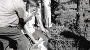 Zwei Jungen prügeln sich im Ferienlager, das den Rahmen für das Robbers-Cave-Experiment bildet. Das Experiment machte 22 Jungen 1954 zunächst zu Feinden. Danach wurde versucht sie wieder zu versöhnen.